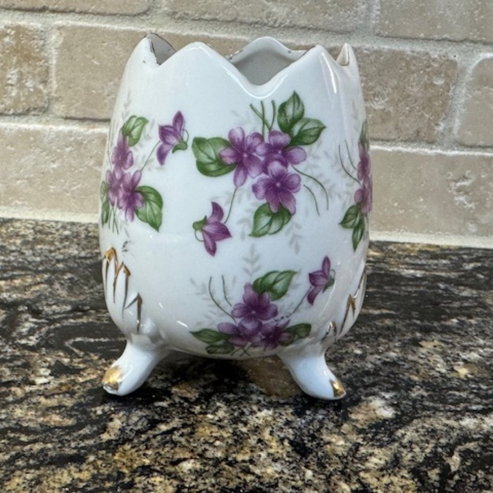 VINTAGE CRACKED EGG VASE FOOTED WITH PURPLE VIOLETS GOLD TRIM